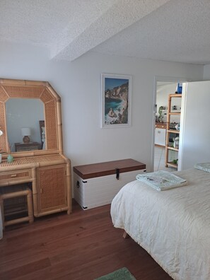 1 bedroom, iron/ironing board, free WiFi, bed sheets - The perfect coastal escape on Yamba Hill. (Yamba)