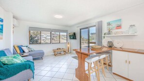 Smart TV - The perfect coastal escape on Yamba Hill. (Yamba)