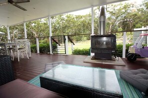 Outdoor dining - Hop Hop House in North Bendalong (Bendalong)