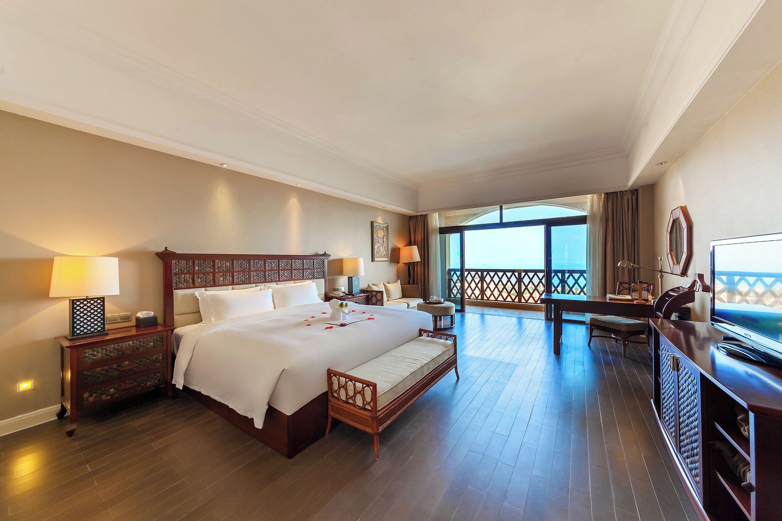 Dobbeltrom – deluxe, delvis havutsikt | Skrivebord, skrivebord for bærbar PC og wi-fi (inkludert)