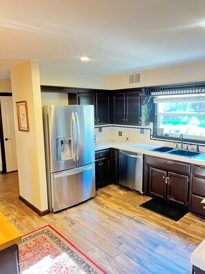 Private kitchen - Spacious home in beautiful Atascadero! Pool table, Ping Pong, Games. Sleeps 15+ (Atascadero)