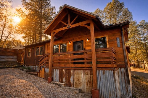Rustline Haus - Cabin w/ Hot Tub, Walk to Village