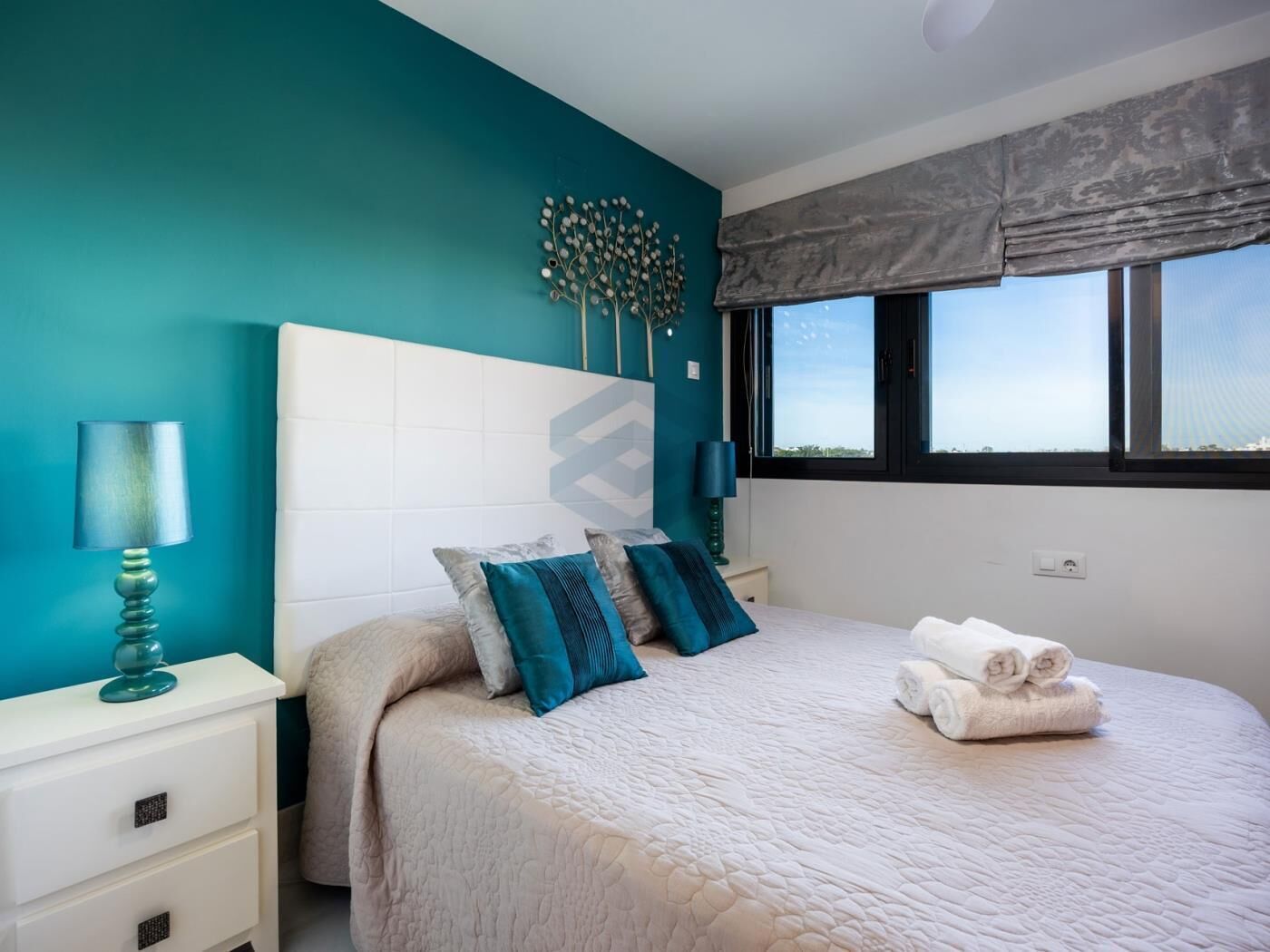 Fer et planche à repasser, accès Internet, draps fournis