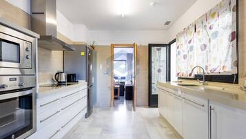 Réfrigérateur, micro-ondes, four, lave-vaisselle