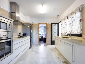 Geladeira, micro-ondas, fogão, lava-louças