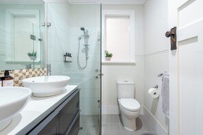 Ducha, artículos de tocador ecológicos, secador de pelo, toallas