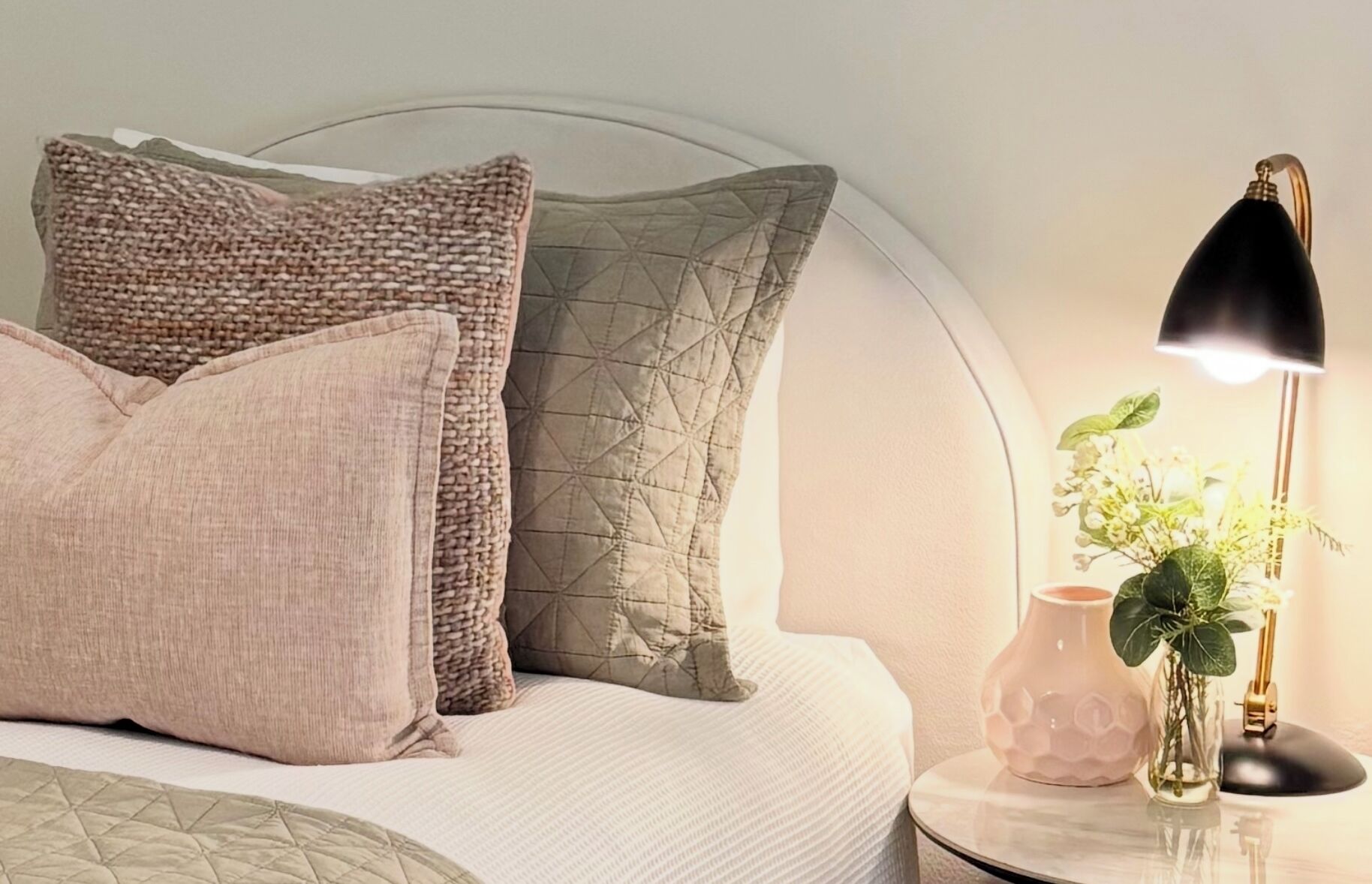 2 多间卧室、客房内保险箱、办公桌、熨斗/熨衣板