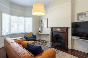 Smart TV, fireplace - ‘CURRALL’ charming historic cottage in leafy quiet street 1-min from cafe strip (Victoria Park)