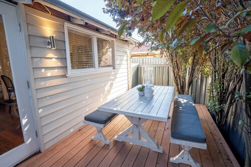 ‘CURRALL’ charming historic cottage in leafy quiet street 1-min from cafe strip