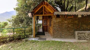 Vista frontal de la propiedad