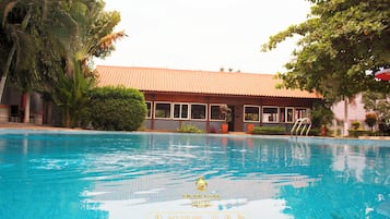 Kolam renang outdoor, dengan kursi berjemur