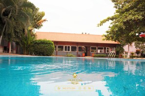Outdoor pool, open 7:00 AM to 7:00 PM, sun loungers - Don Gal Hotel Luanda (Luanda)