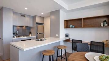 Réfrigérateur, micro-ondes, four, plaque de cuisson