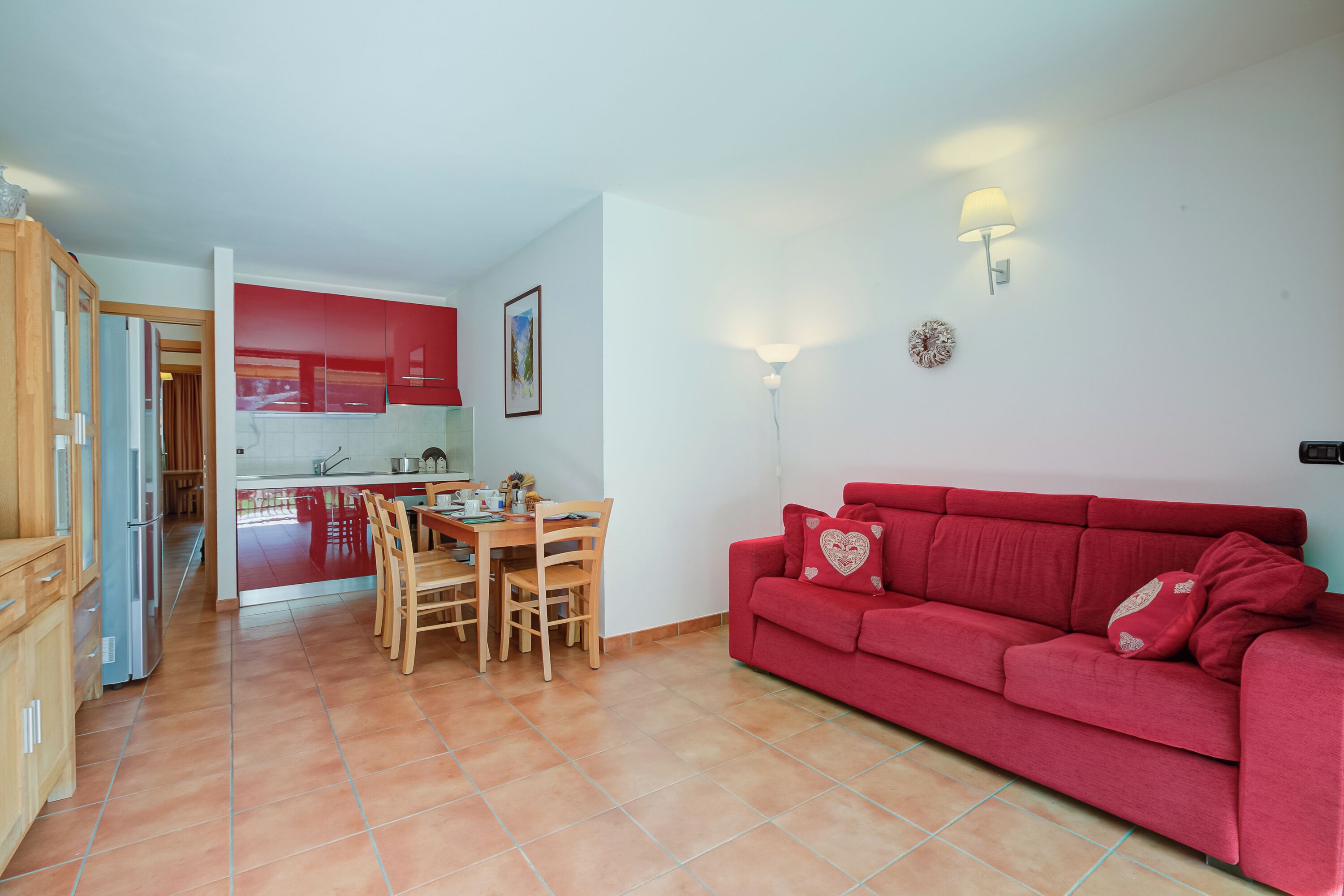 Een 21-inch flatscreentelevisie met kabelzenders