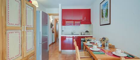 Køleskab, mikrobølgeovn, ovn, kogeplade