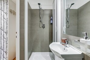 Sèche-cheveux, serviettes fournies, savon, papier toilette