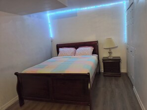 1 habitación, tabla de planchar con plancha, wifi y ropa de cama 