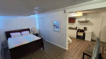 Tabla de planchar con plancha, wifi y ropa de cama