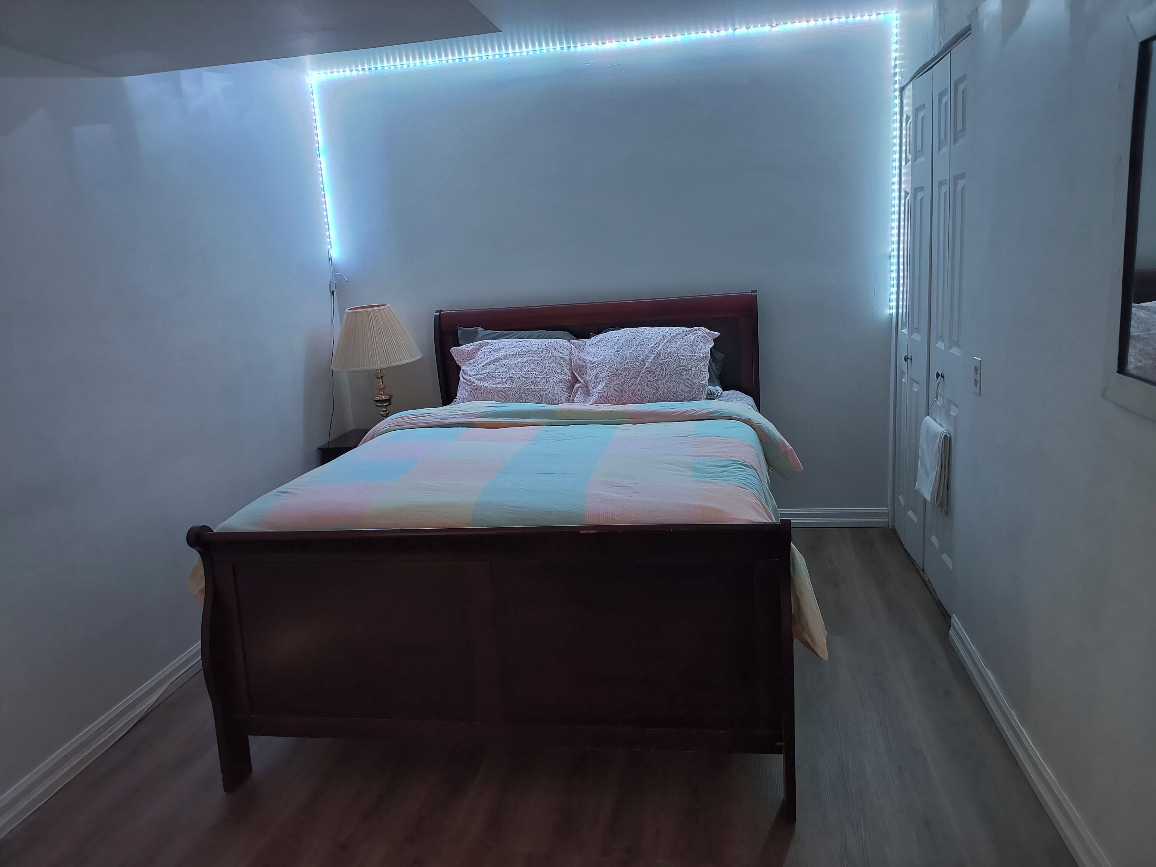 Tabla de planchar con plancha, wifi, ropa de cama