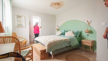 4 slaapkamers, een bureau, een strijkplank/strijkijzer, reisbedje