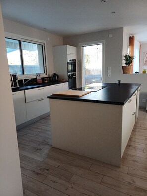 Kühlschrank, Mikrowelle, Ofen, Herdplatte