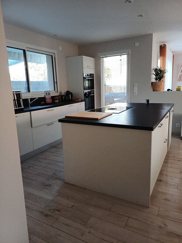 Frigorífico, microondas, horno y placa de cocina