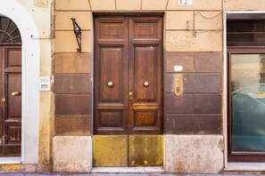 A double wooden door with brass knockers and a brass threshold. - PIAZZA DI SPAGNA: A FABULOUS AND COZY APARTMENT (Roma)
