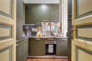 Microwave, oven, stovetop - PIAZZA DI SPAGNA FABULOUS AND COZY APARTMENT (Roma)