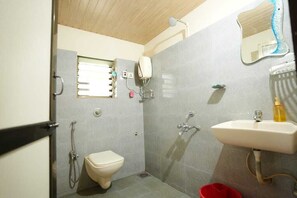 Habitación Deluxe doble | Baño | Artículos de higiene personal gratuitos, toallas, jabón y champú