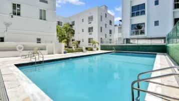 Una piscina al aire libre