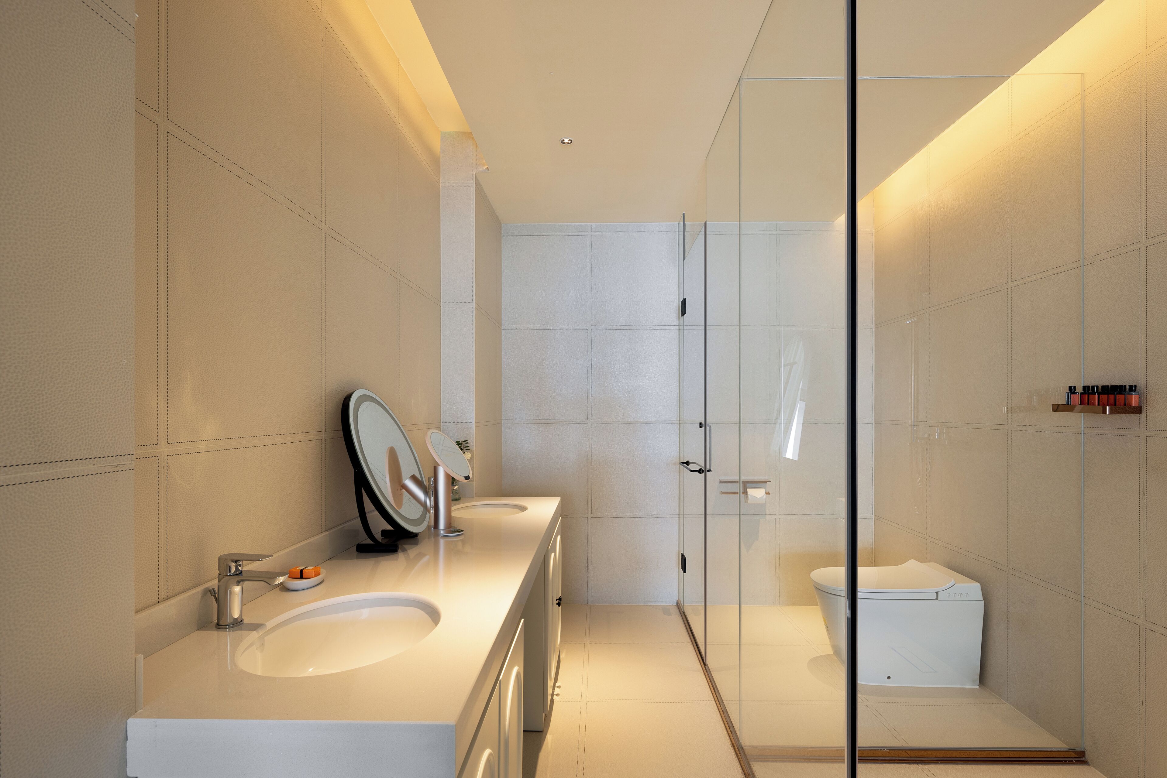 Suite familiar, patio, vistas al mar | Baño | Ducha y cabezal de ducha tipo lluvia