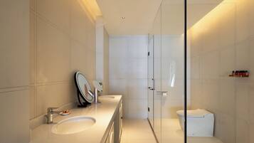 Suite familiar, patio, vistas al mar | Baño | Ducha y cabezal de ducha tipo lluvia