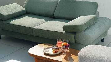 Suite superior, patio, vistas al mar | Balcón