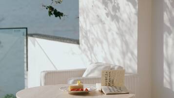 Dobbeltrom – signature, terrasse, sjøutsikt | Balkong