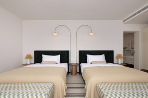 Luxury-Zweibettzimmer, Terrasse, Meerblick | Minibar, individuell dekoriert, individuell eingerichtet