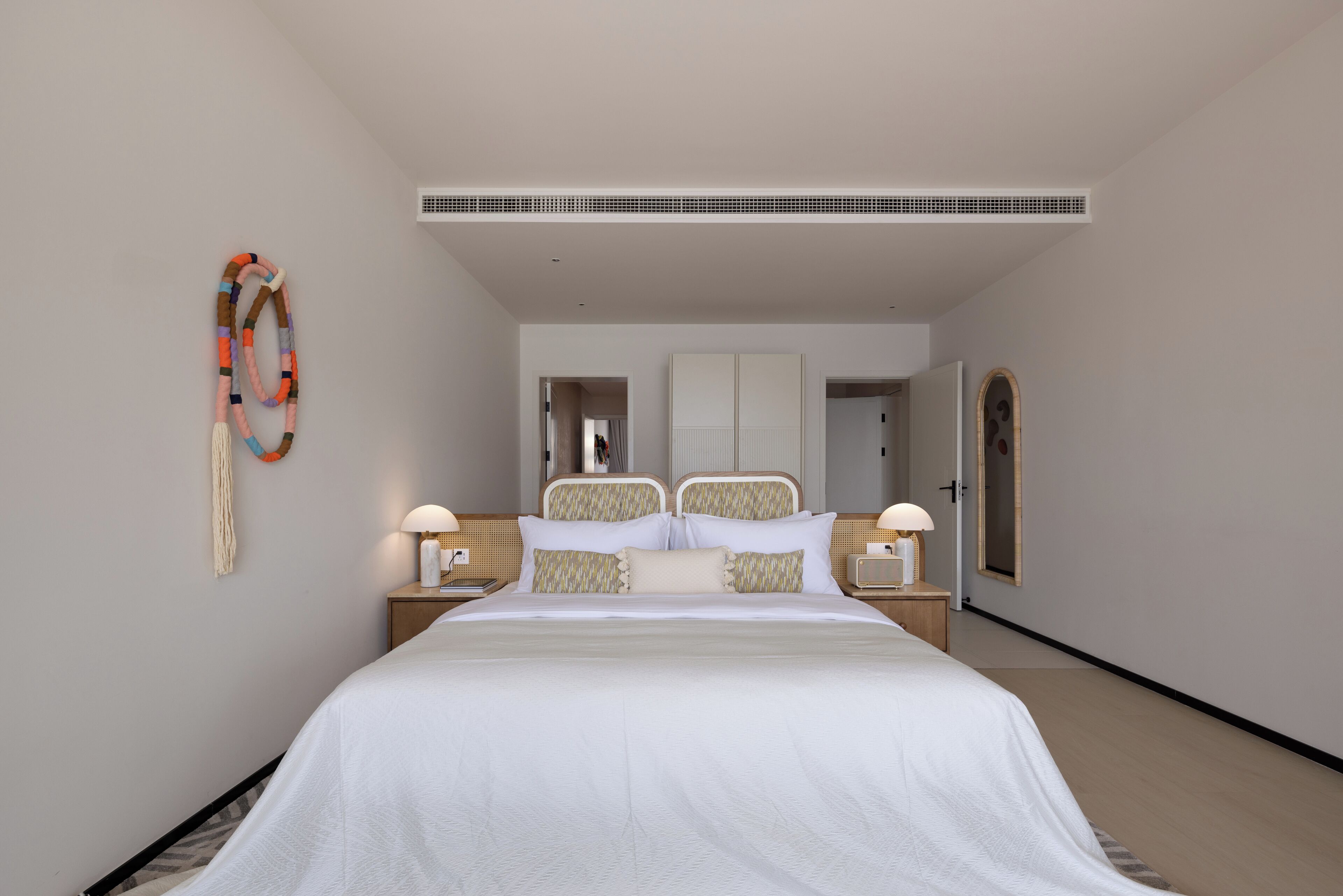 럭셔리 스위트, 파티오, 바다 전망 | 미니바, 각각 다른 스타일의 인테리어, 각각 다르게 가구 비치, 암막 커튼