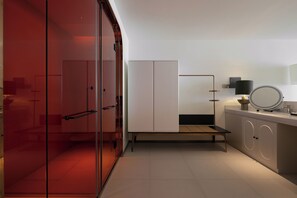 Suite Superior, patio, vista mare | Bagno | Doccia, soffione a pioggia, set di cortesia gratuito, asciugacapelli