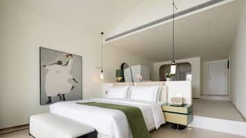 Dobbeltrom – senior, terrasse, sjøutsikt | Minibar, individuelt dekorert, individuelt innredet og blendingsgardiner