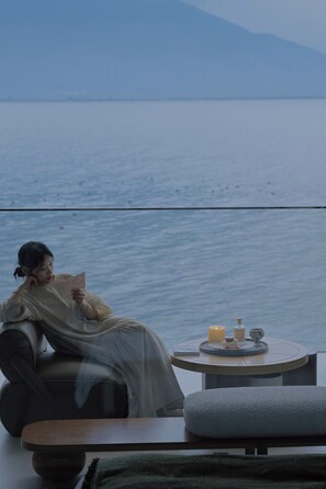 Senior-Doppelzimmer, Terrasse, Meerblick | Essbereich im Zimmer