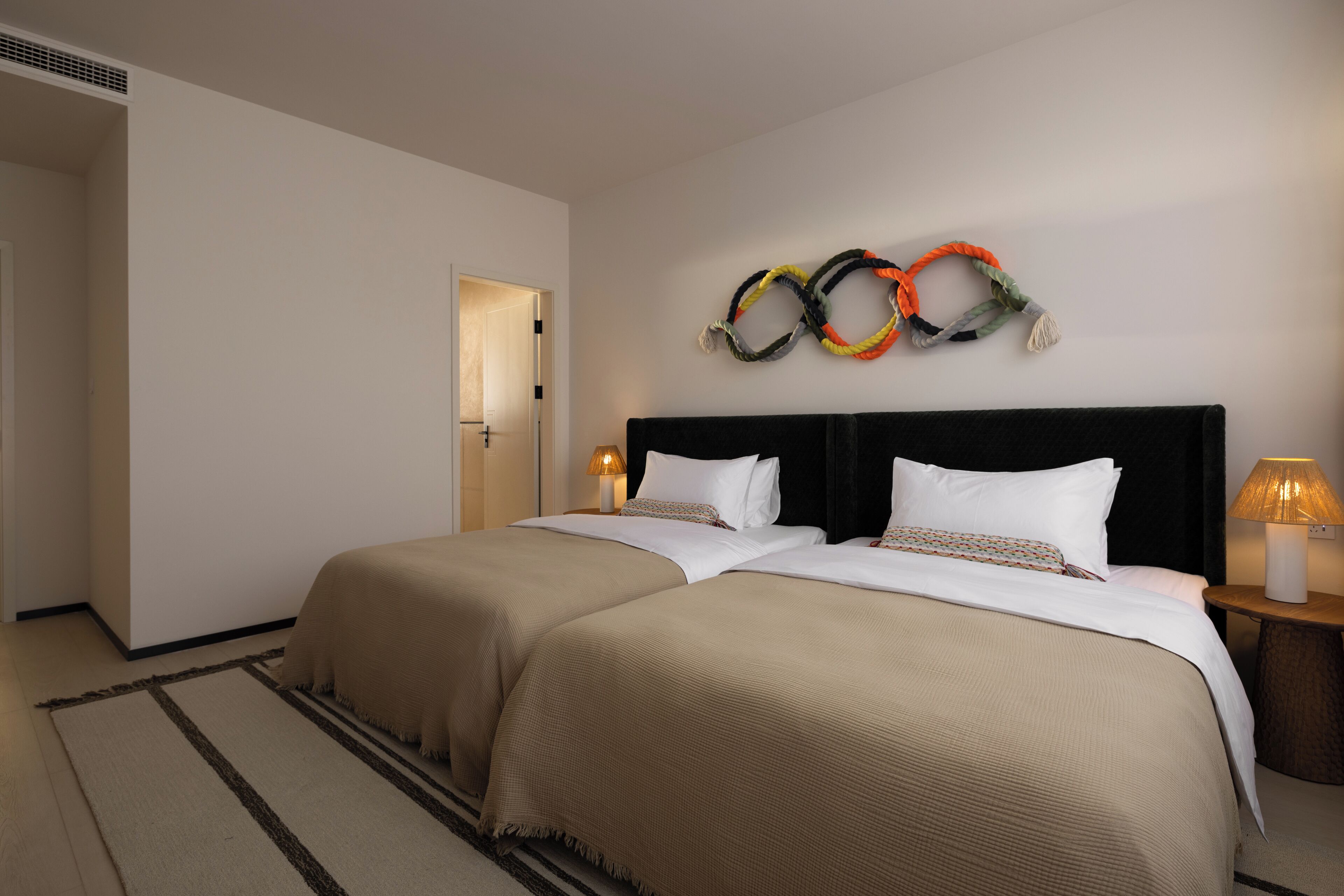 Tomannsrom – superior, terrasse, utsikt mot høyde | Minibar, individuelt dekorert, individuelt innredet og blendingsgardiner