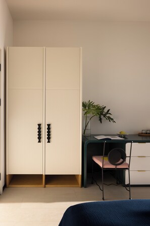 Kahden hengen romanttinen huone, patio, merinäköala | Vaatekaappi