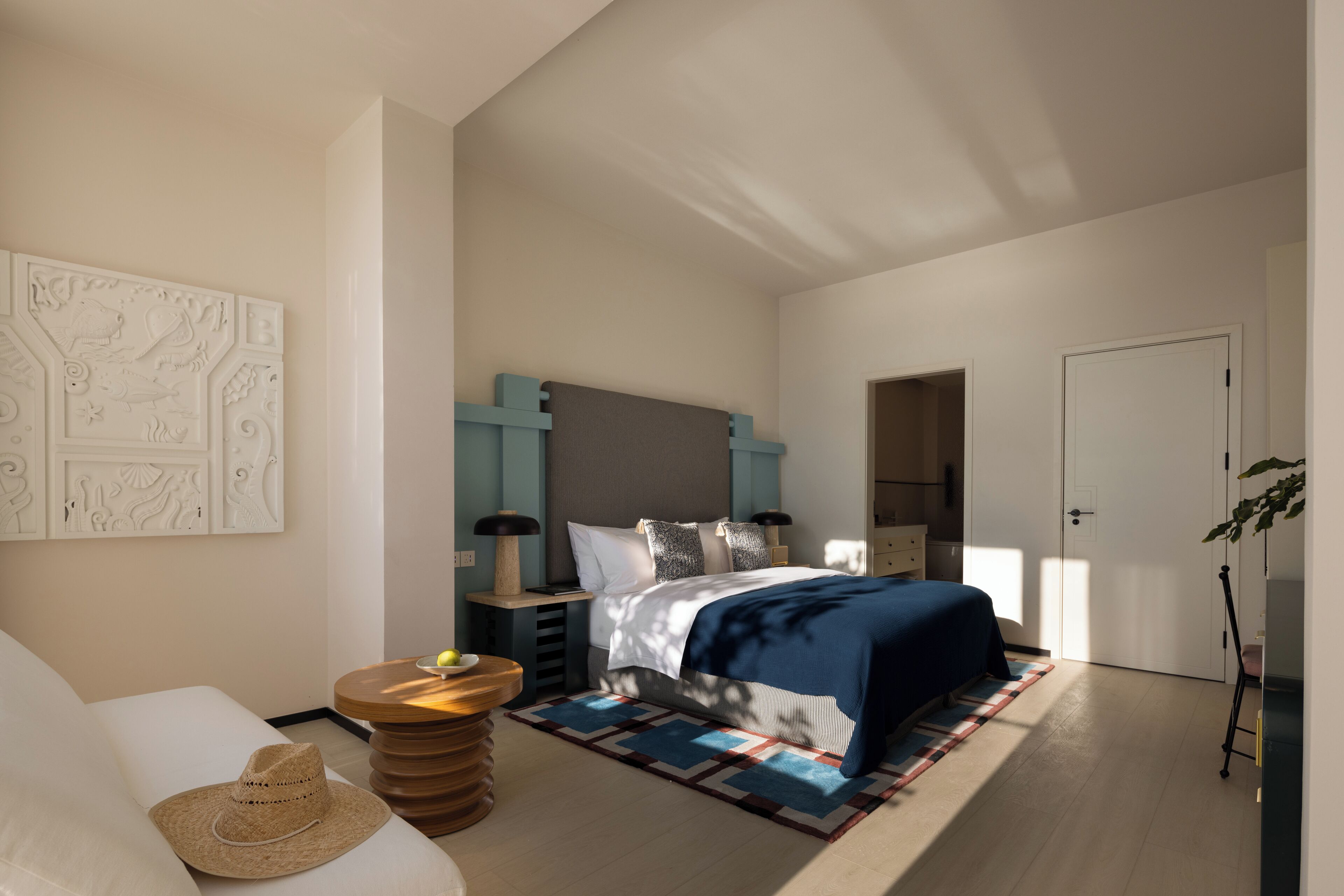 Romantische tweepersoonskamer, patio, uitzicht op zee | Een minibar, individueel gedecoreerd, individueel gemeubileerd