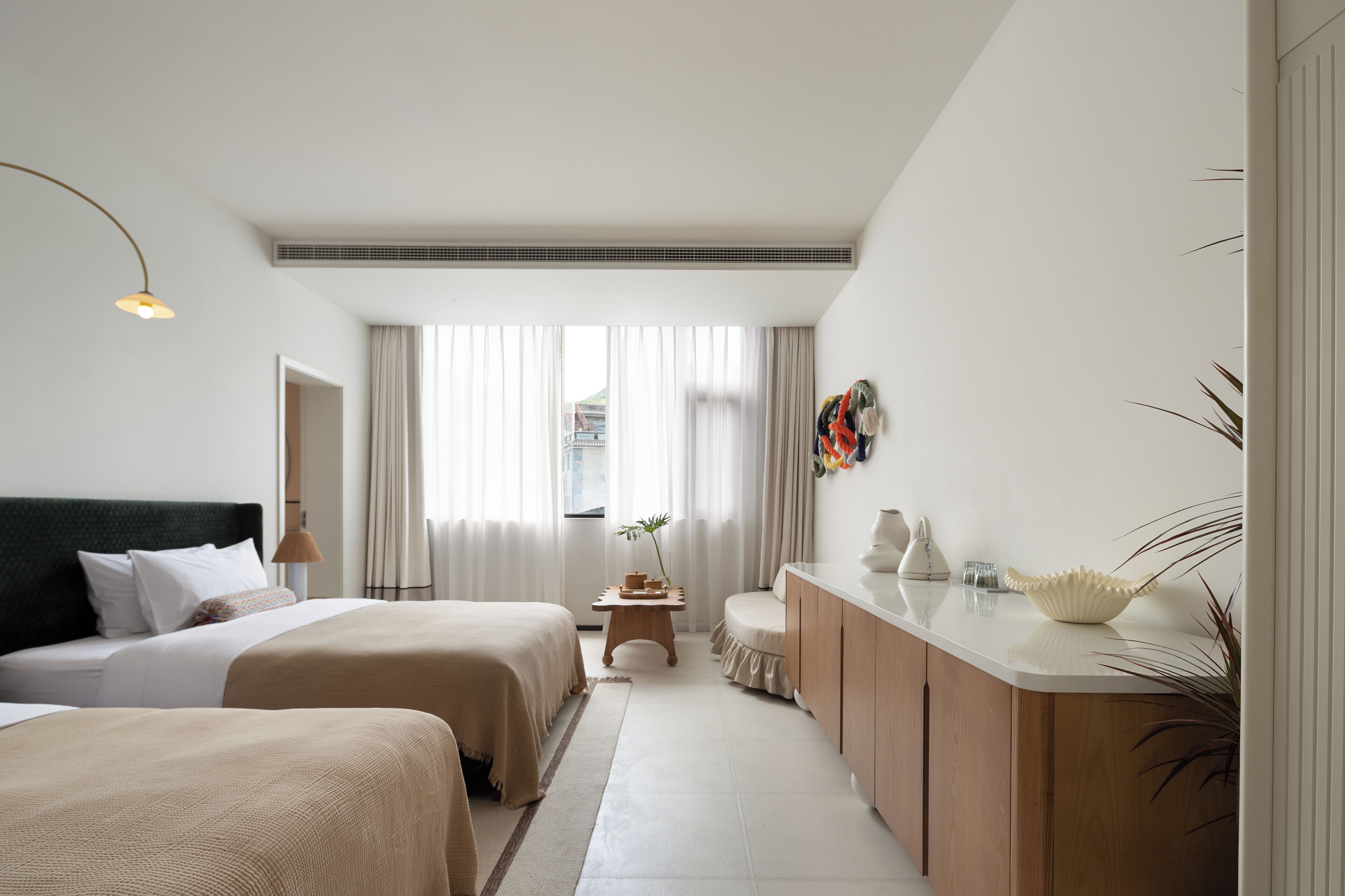 Tomannsrom – superior, terrasse, utsikt mot høyde | Minibar, individuelt dekorert, individuelt innredet og blendingsgardiner