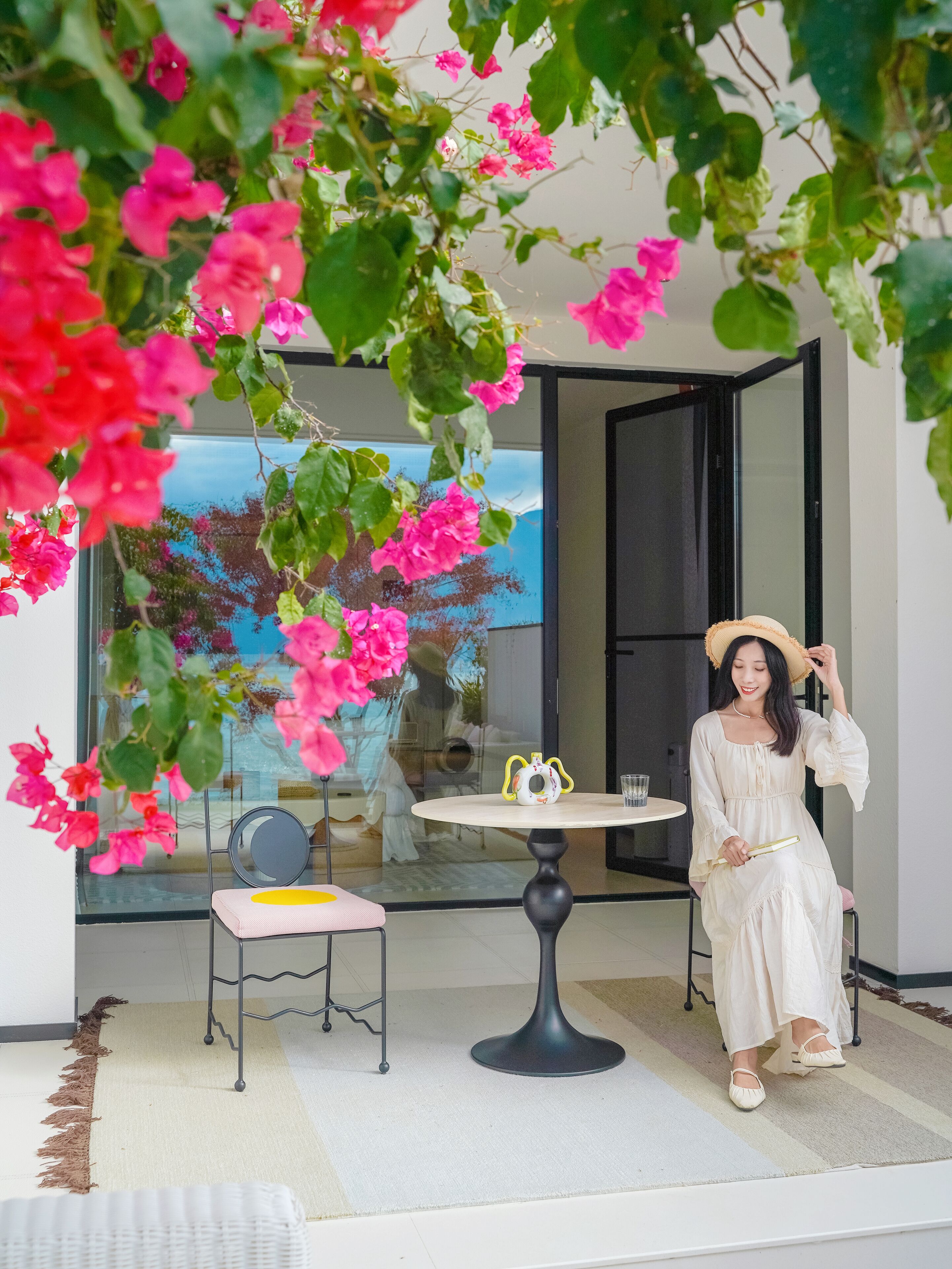 ميني بار وبديكورات فريدة لكل غرفة وطراز فريد لكل وحدة وستائر تعتيم