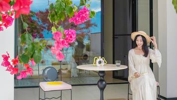 ميني بار وبديكورات فريدة لكل غرفة وطراز فريد لكل وحدة وستائر تعتيم