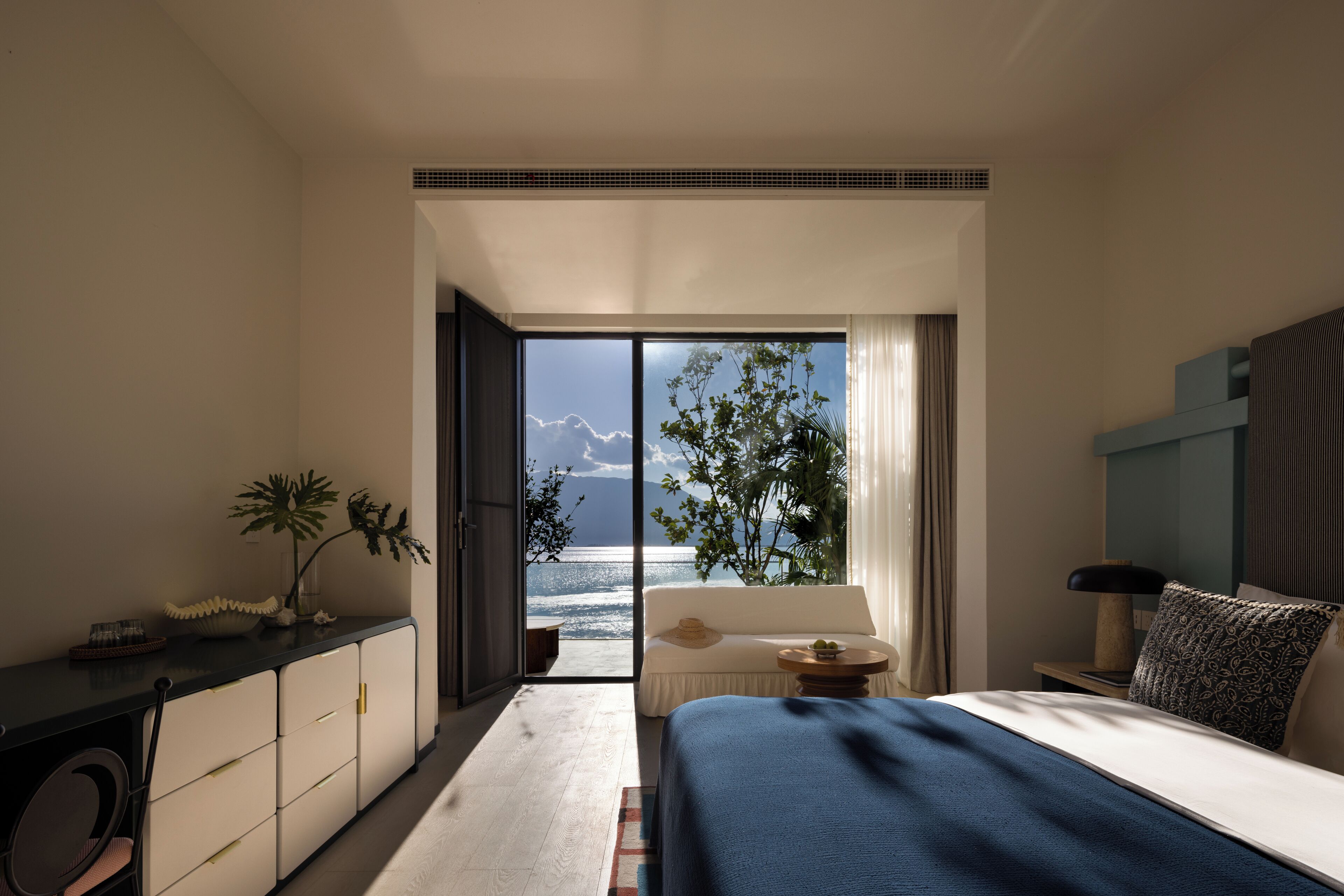 Habitación romántica doble, patio, vistas al mar | Minibar, decoración individual, mobiliario individual y cortinas opacas