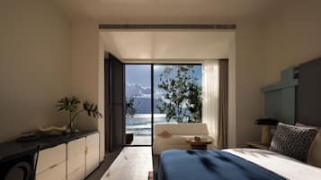 Habitación romántica doble, patio, vistas al mar | Minibar, decoración individual, mobiliario individual y cortinas opacas