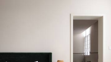 Habitación superior con 2 camas individuales, patio, vistas a la colina | Baño | Ducha y cabezal de ducha tipo lluvia