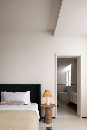 Superior Twin Room, Patio, Hill View | Bathroom | Shower, rainfall showerhead, free toiletries, hair dryer - Arcadia Feng Sui Hua Kai Seaview Hotel (Dali)