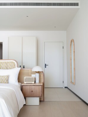 Luxury Suite, Patio, Sea View | Wardrobe - Arcadia Feng Sui Hua Kai Seaview Hotel (Dali)